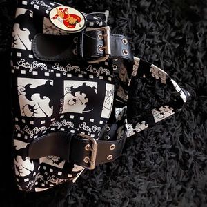 Black and white hand bag